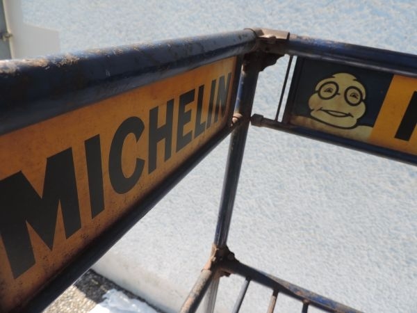 Etagère Présentoir MICHELIN