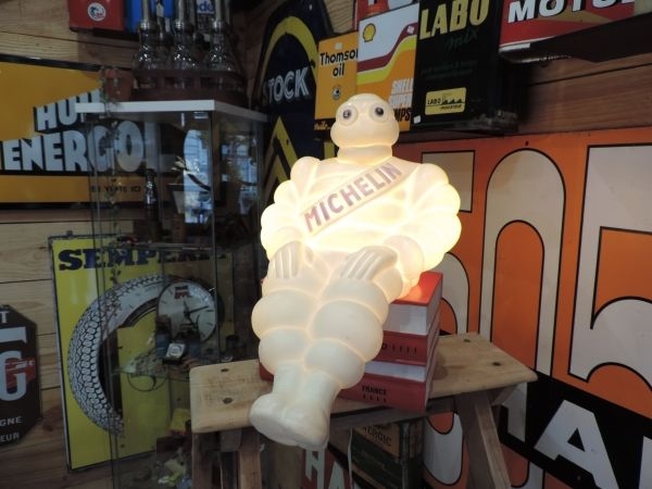 Bibendum Michelin sur guides rouge