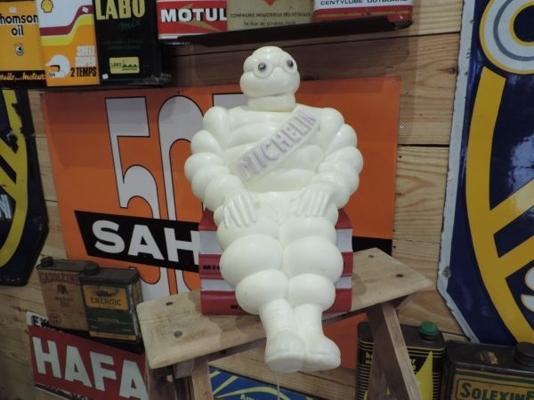 Bibendum Michelin sur guides rouge