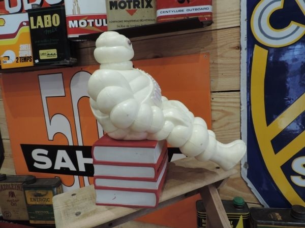 Bibendum Michelin sur guides rouge