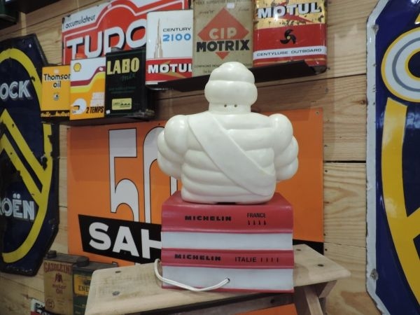 Bibendum Michelin sur guides rouge