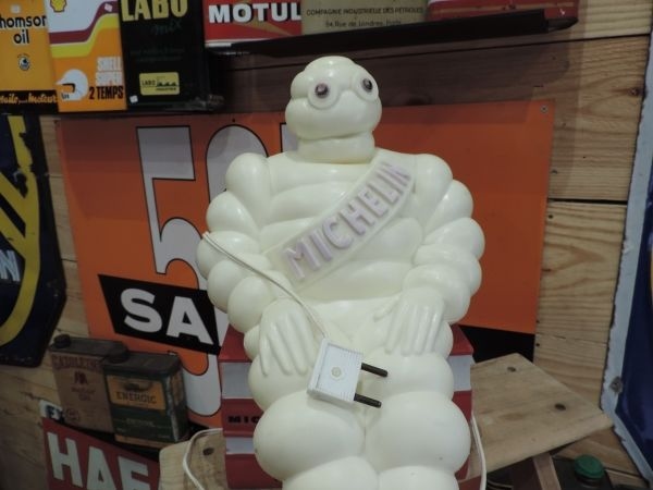 Bibendum Michelin sur guides rouge