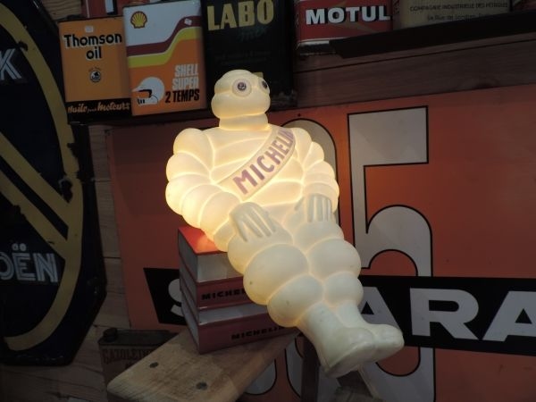 Bibendum Michelin sur guides rouge