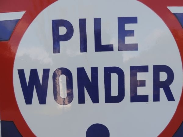 Plaque émaillée PILE WONDER