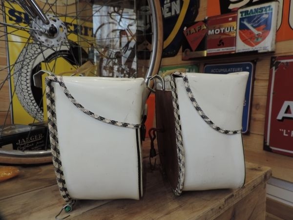 Saccoches blanches vintage