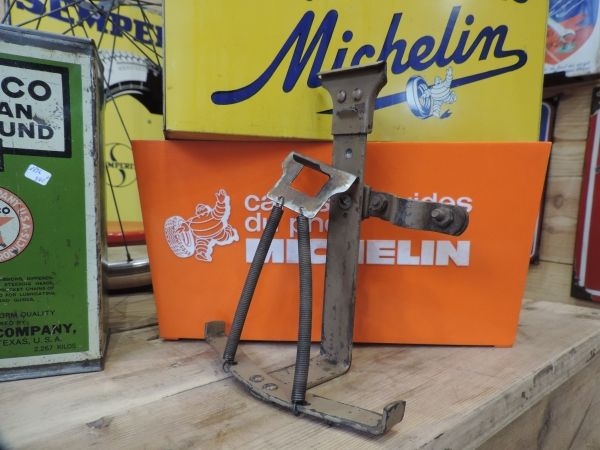 Support pour bidon d'huile 2 litres