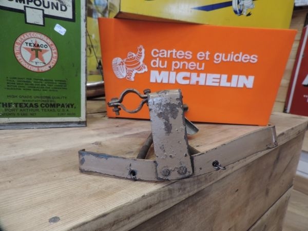 Support pour bidon d'huile 2 litres