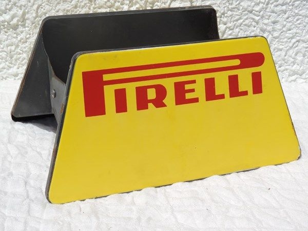 Présentoir à pneus Pirelli