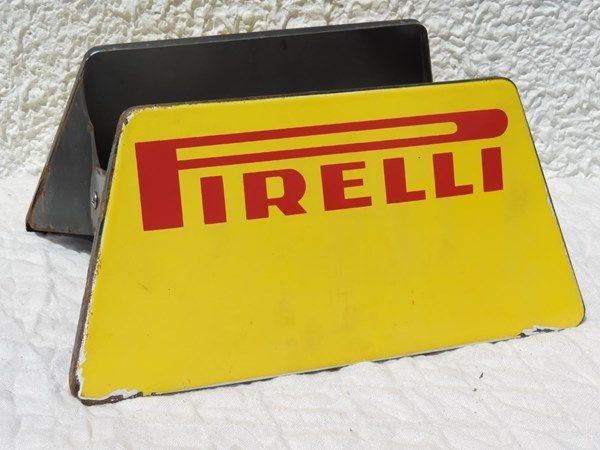 Présentoir à pneus Pirelli