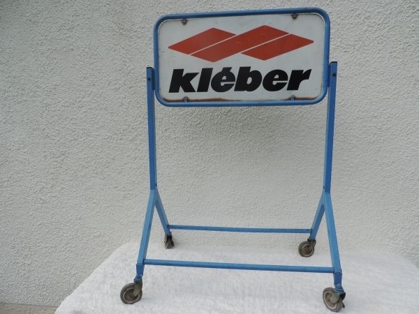 Présentoir à pneus Kléber