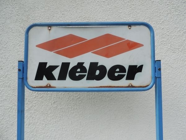 Présentoir à pneus Kléber