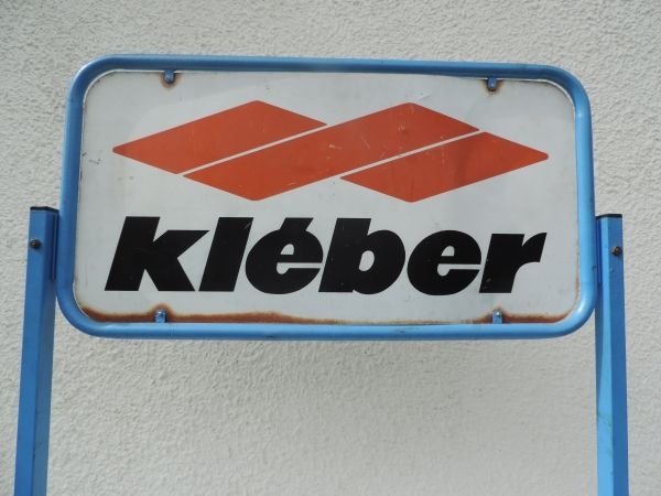 Présentoir à pneus Kléber