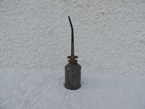 Burette à huile ancienne