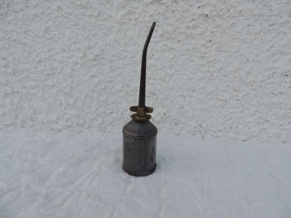 Burette à huile ancienne