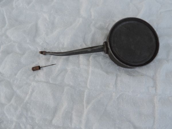 Burette ancienne platte