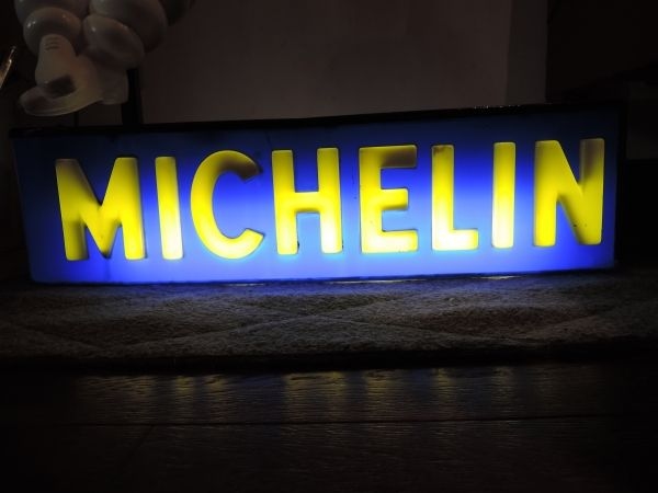 Enseigne lumineuse MICHELIN