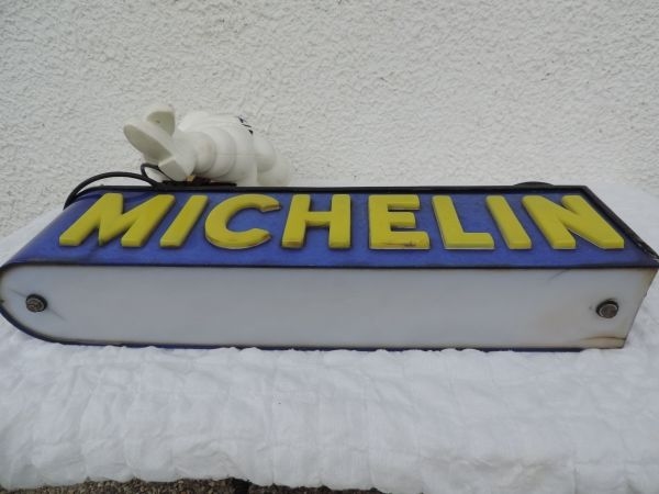 Enseigne lumineuse MICHELIN