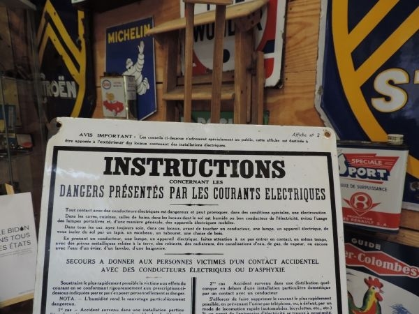Plaque émaillée pour les courants électriques