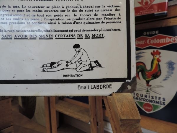 Plaque émaillée pour les courants électriques