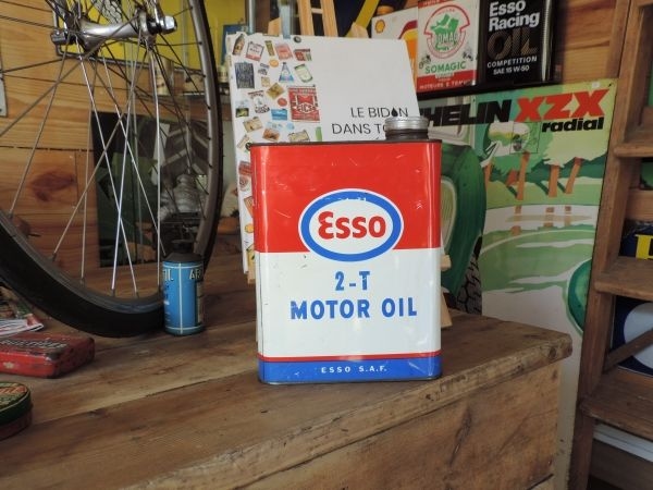 Bidon d'huile Esso