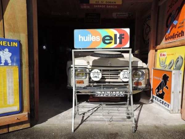 Présentoir à bidons d'huile ELF