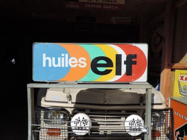 Présentoir à bidons d'huile ELF