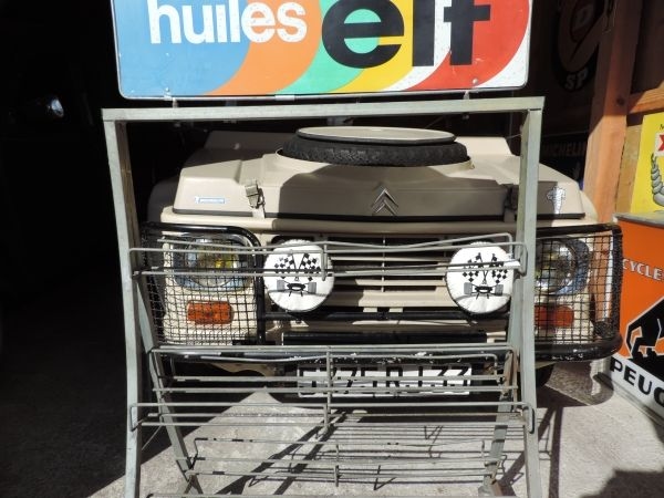 Présentoir à bidons d'huile ELF