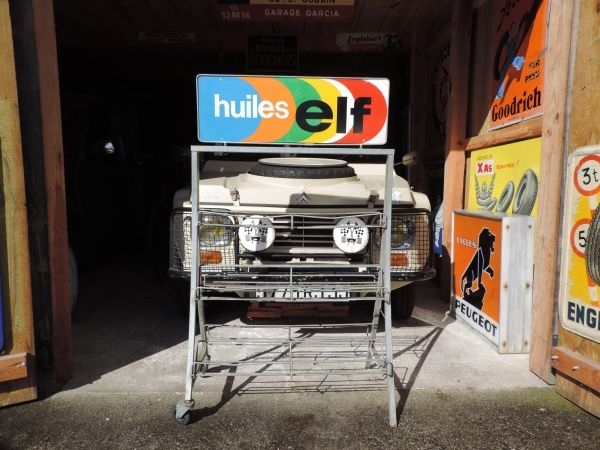 Présentoir à bidons d'huile ELF