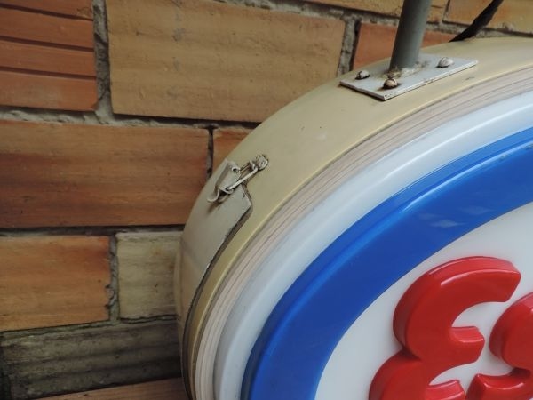 Enseigne lumineuse ESSO