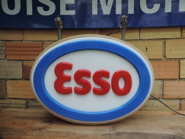 Enseigne lumineuse ESSO