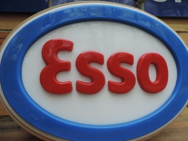 Enseigne lumineuse ESSO