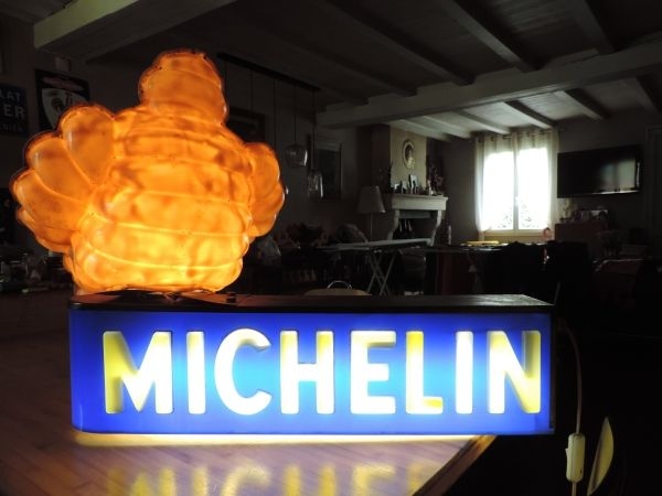 Enseigne lumineuse Michelin