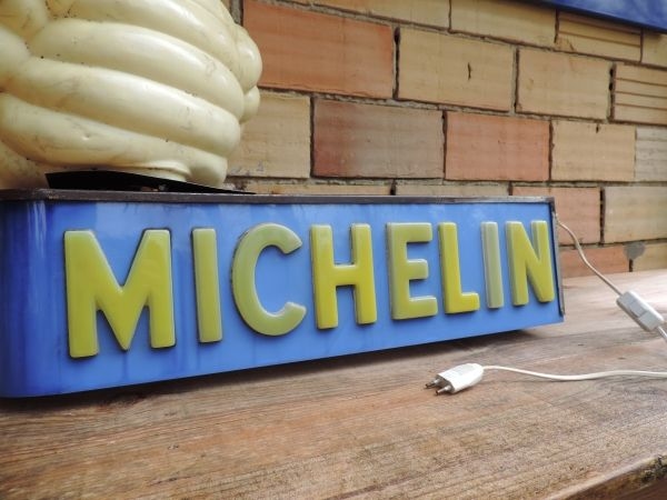 Enseigne lumineuse Michelin
