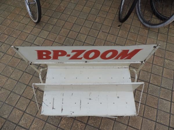 Présentoir à bidons d'huile BP-ZOOM